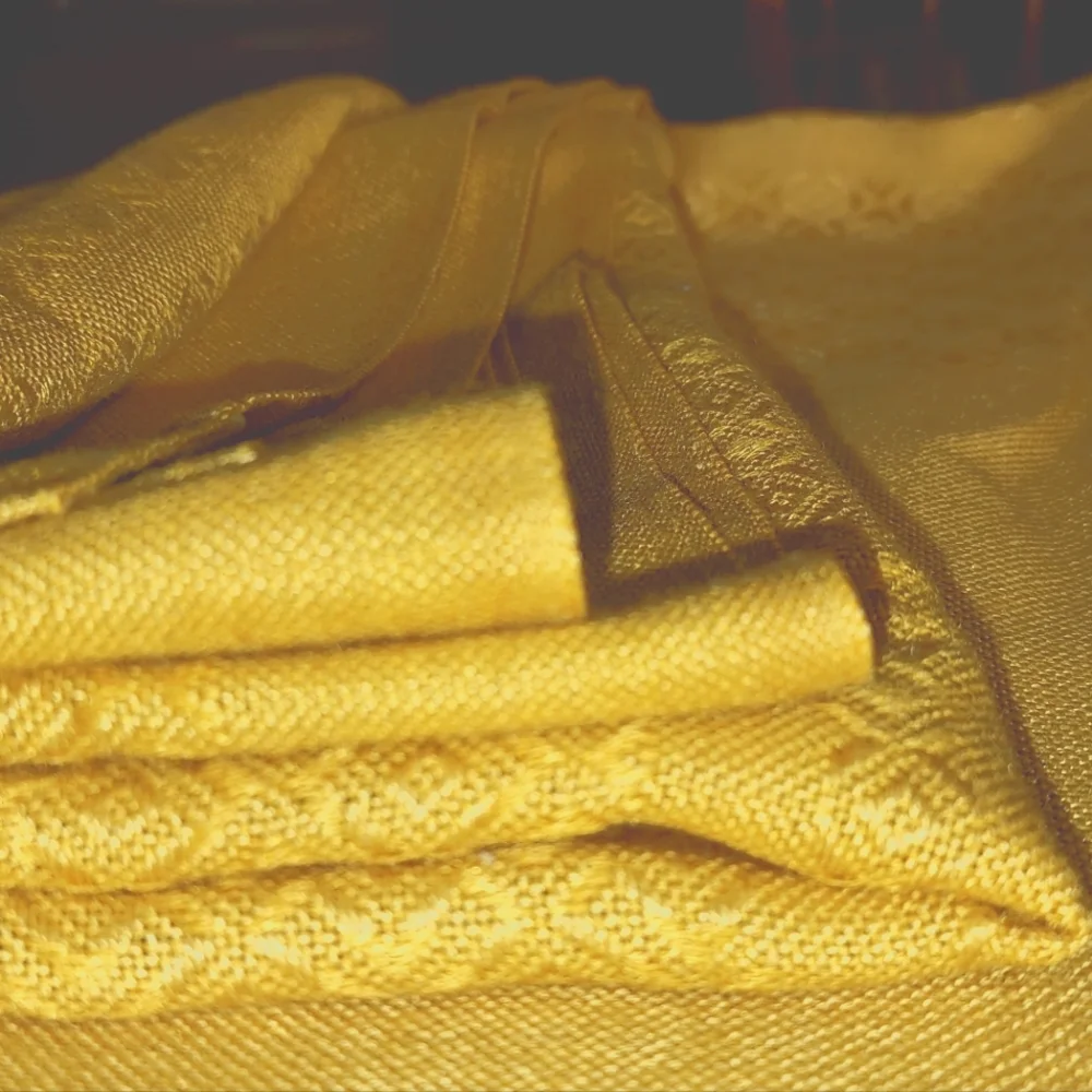 Luxury Table Linen Golden tablecloth 78x60 hand sewn - Picture 3 of 14